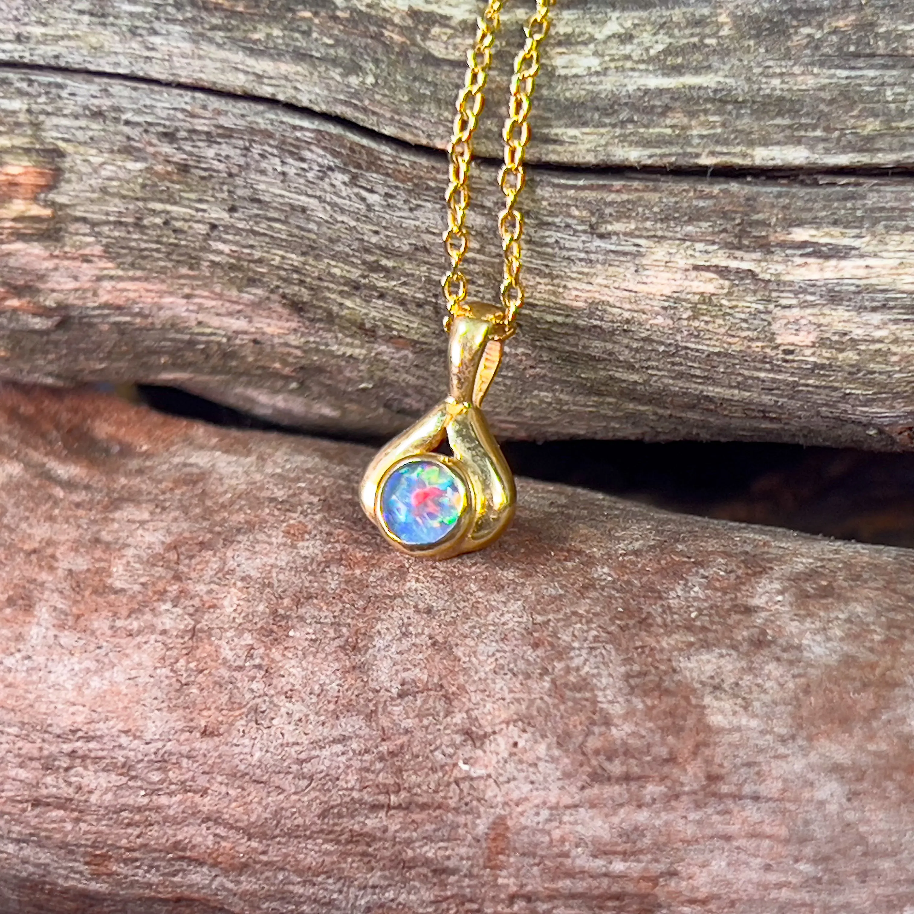 18kt Yellow Gold 3.5mm Opal pendant