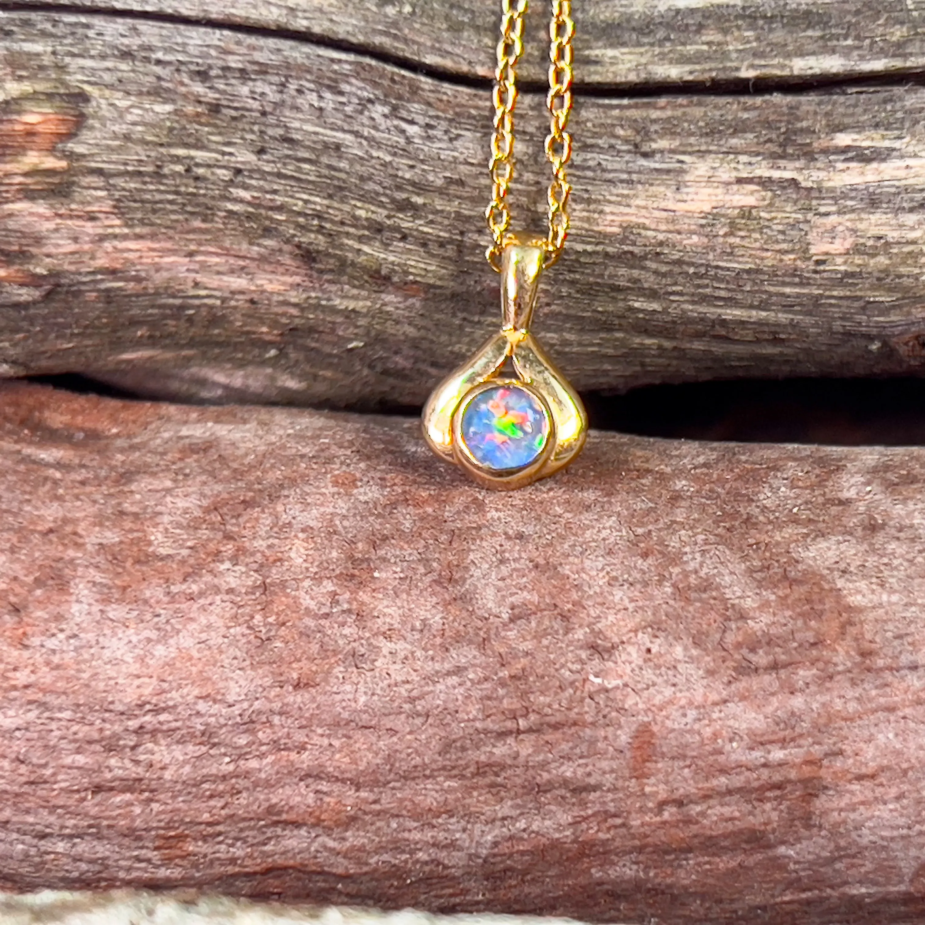 18kt Yellow Gold 3.5mm Opal pendant