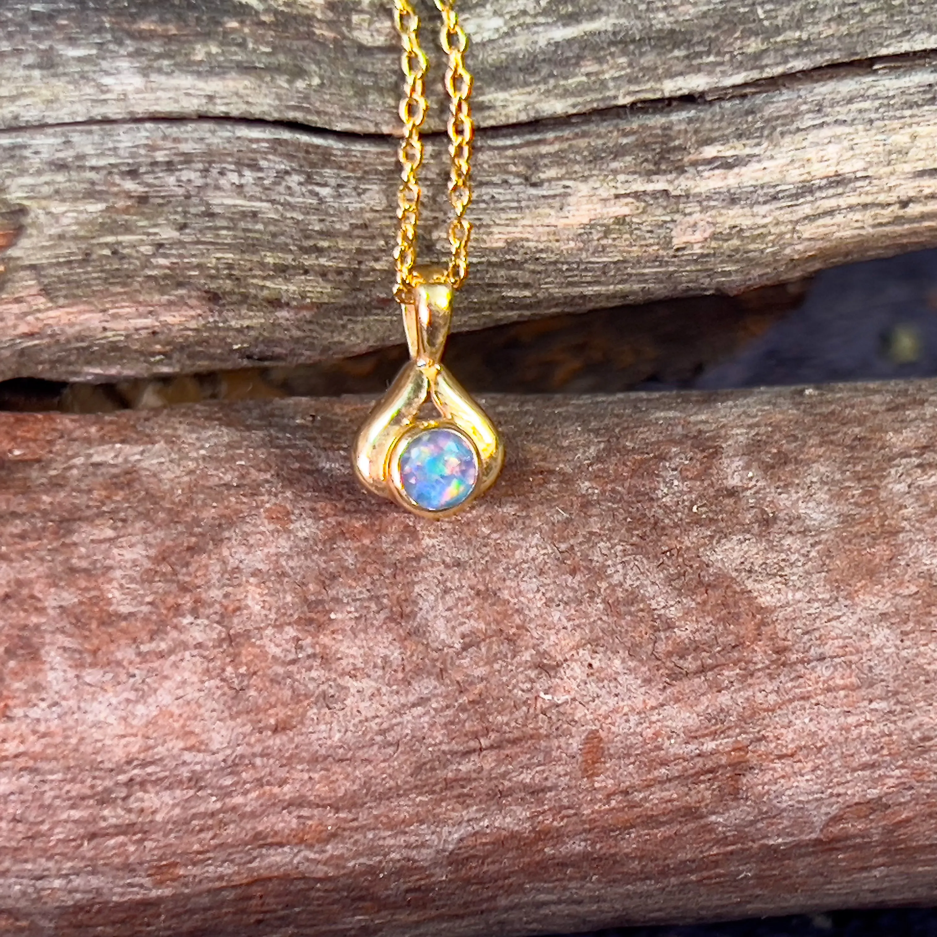 18kt Yellow Gold 3.5mm Opal pendant