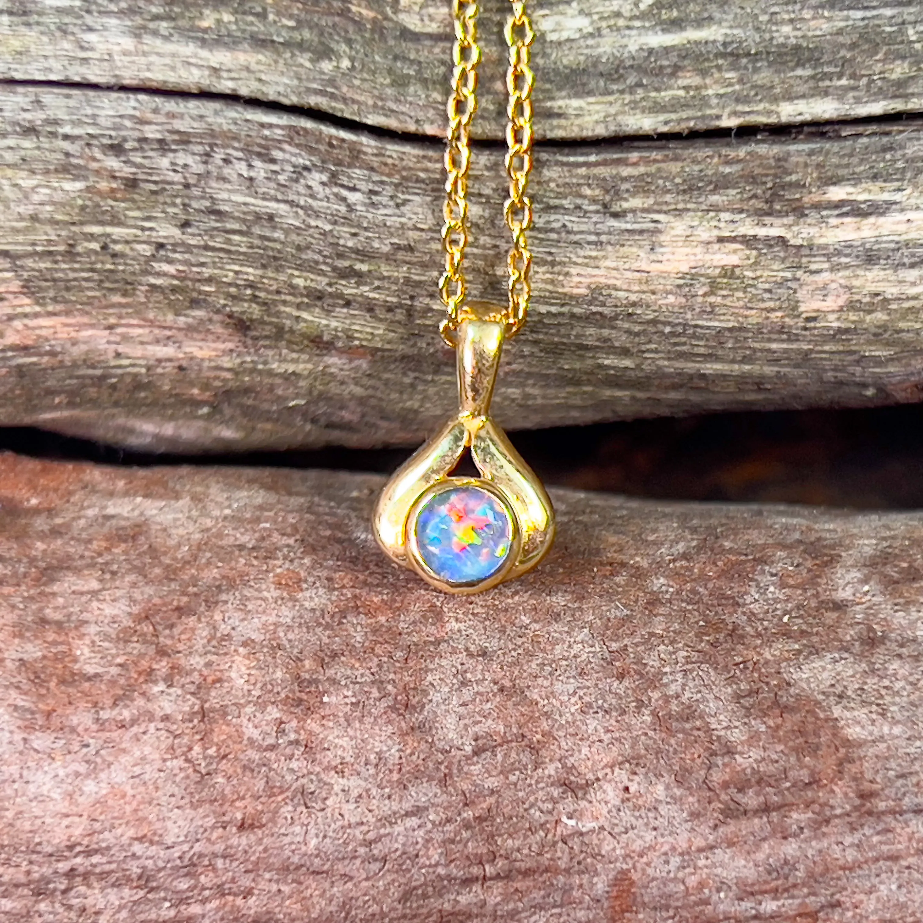 18kt Yellow Gold 3.5mm Opal pendant