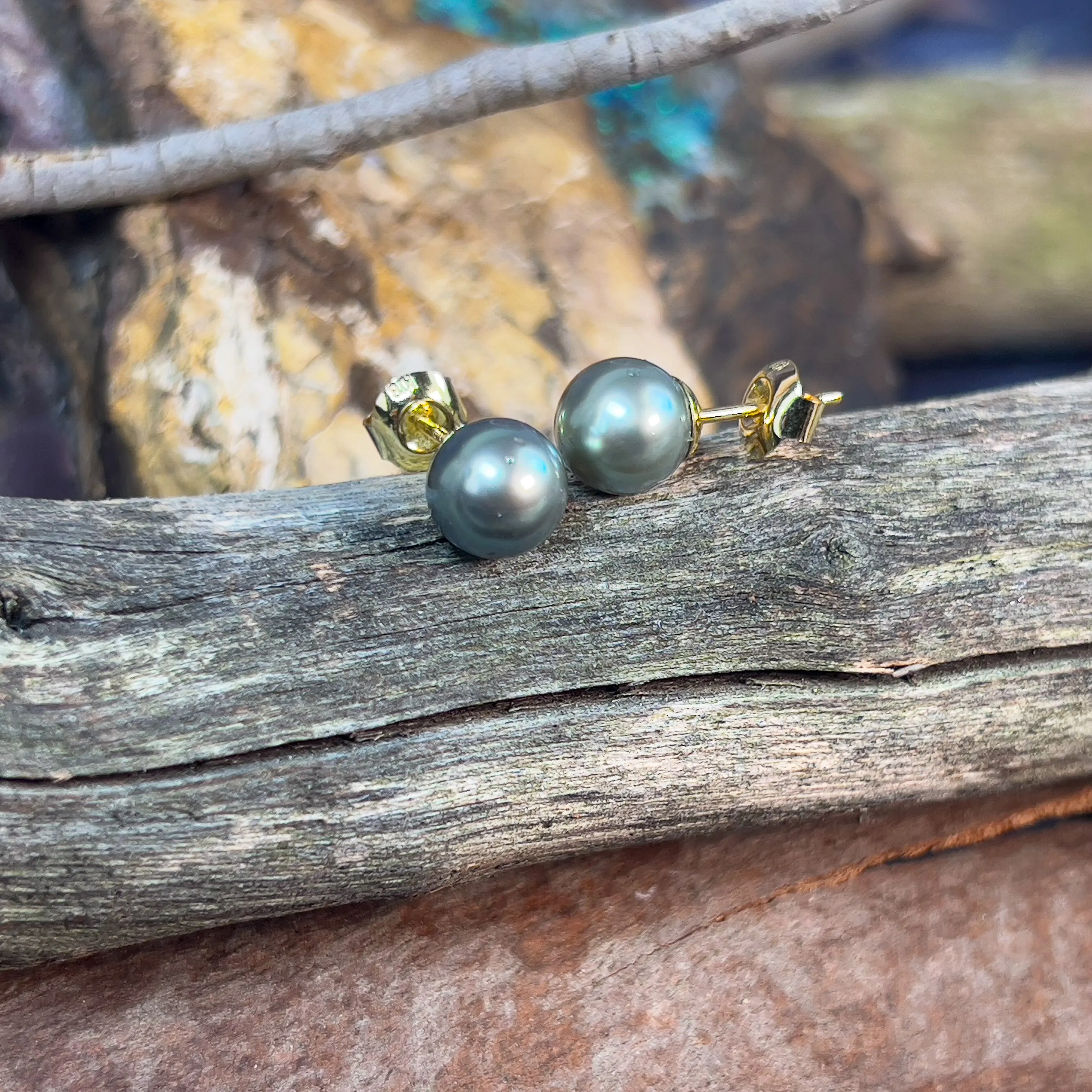 18kt Yellow Gold Tahitian 9mm Pearl studs
