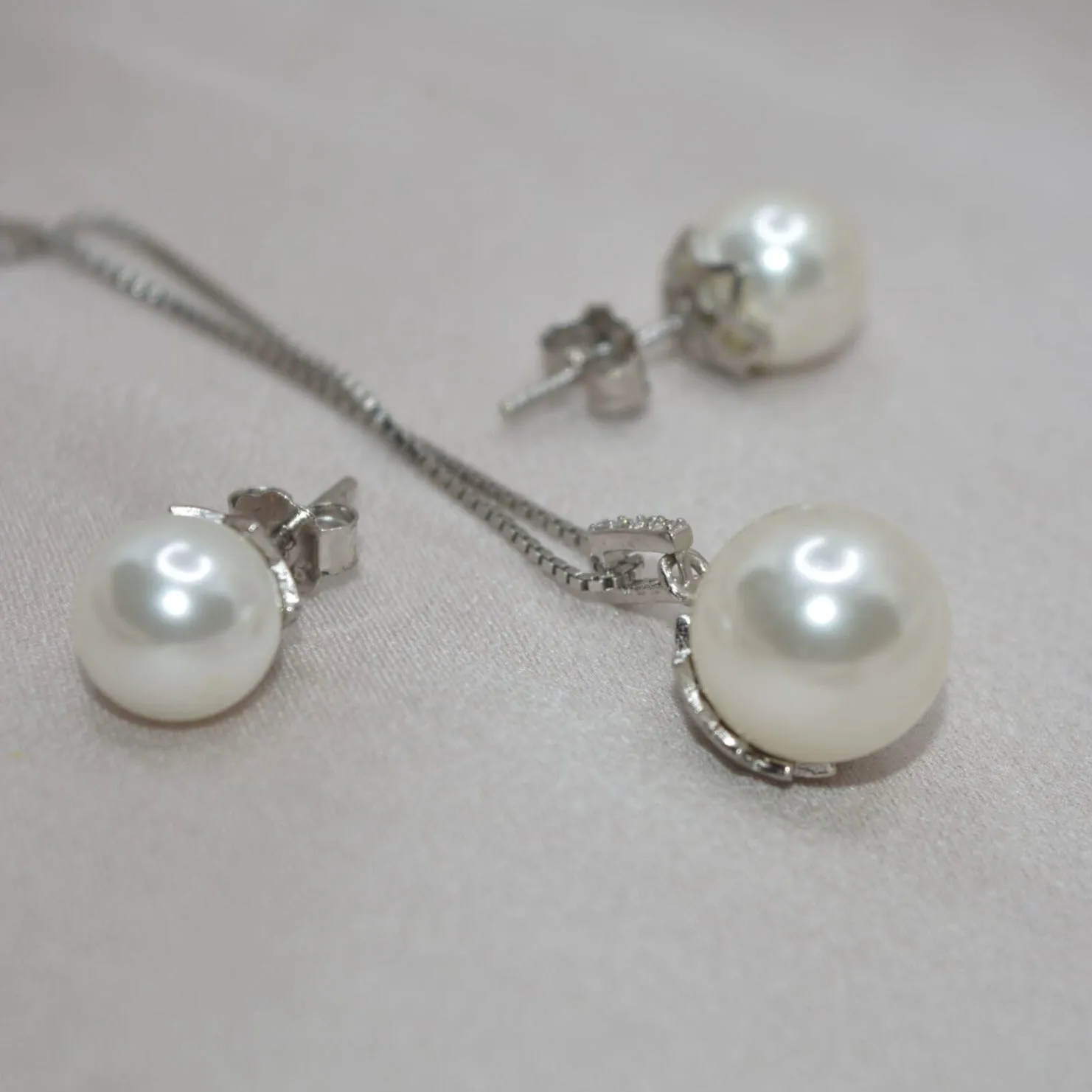 Pure Radiance: Silver Pearl Pendant Set